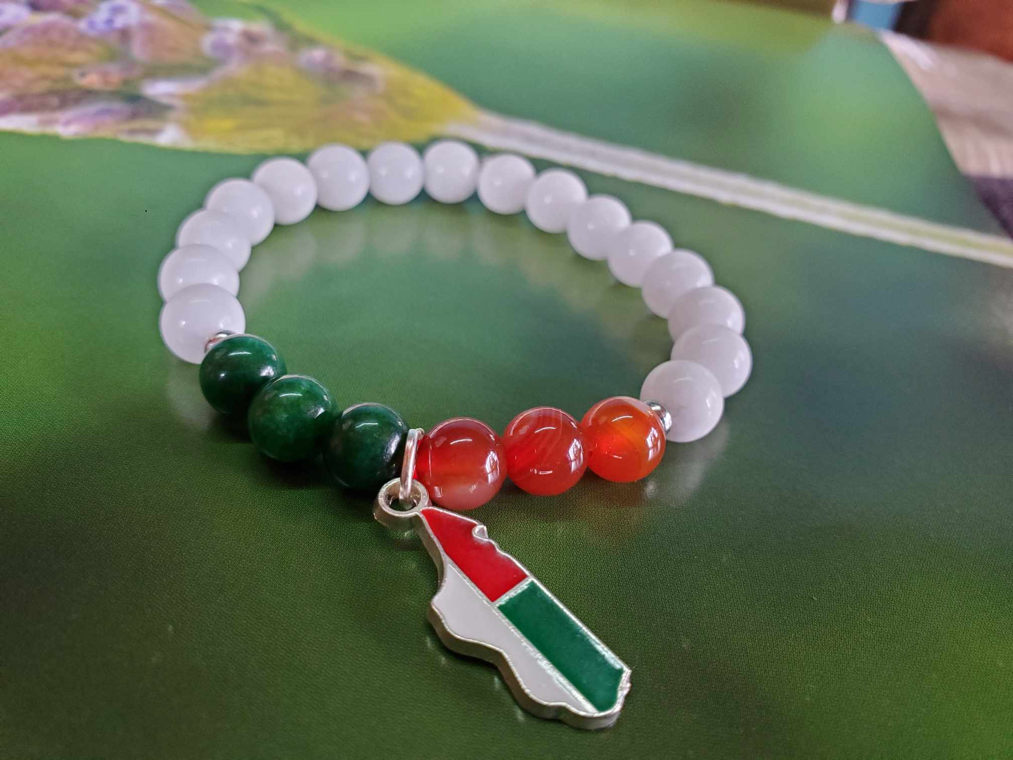 Bracelet pierre minérale howlite, jade rouge mashan et tourmaline sur fil  élastique 1mm - Un grand marché