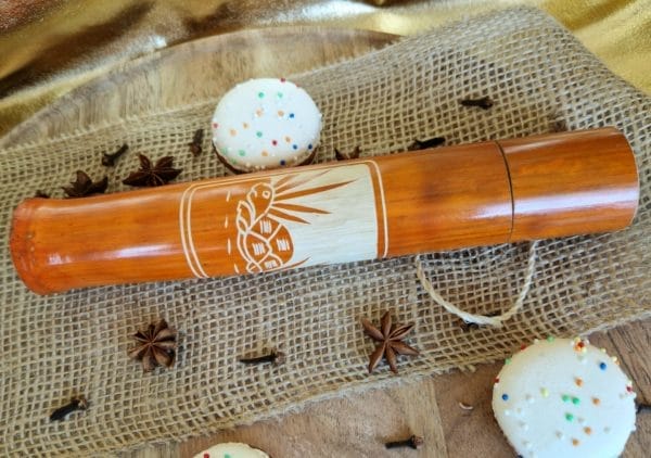 Tube artisanale en bambou et 5 gousses de Vanille de Madagascar 16-18cm /Collection VAVASAHA – Image 4