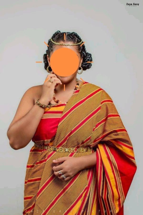 LAMBA SOBAHYA/Salova/LAMBAOINE/Pagne traditionnel Malagasy – Image 5